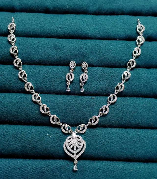 Daimond cut neckpiece